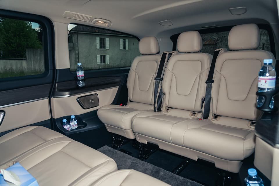Habitacle de la Mercedes Classe V, banquette arrière cuir beige