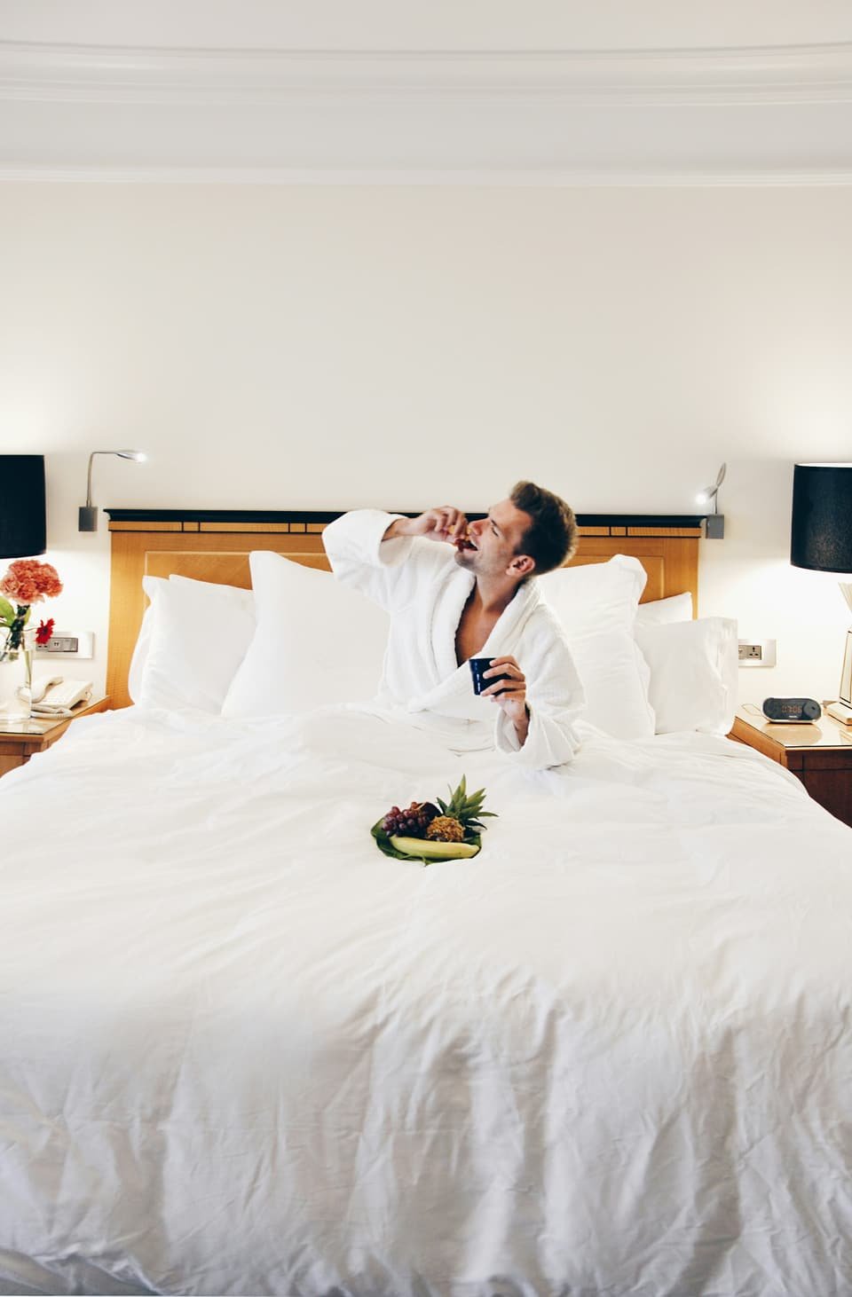Petit-déjeuner servi en chambre dans une suite d'hôtel
